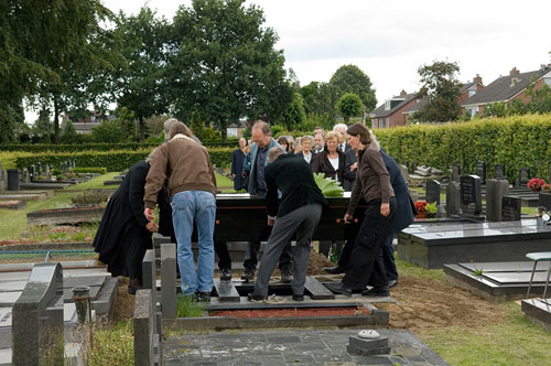 kist op het graf plaatsen, foto Roelof Feringa