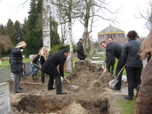 zelf het graf dichtmaken, in veel culturen wordt dit gedaan