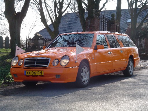 oranje rouwauto