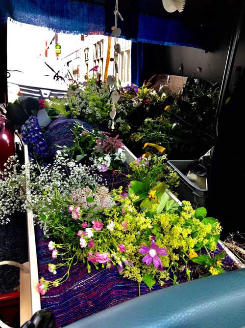 wde en bloemen in post bestelauto